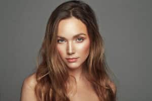 Attractive woman has full cheeks and facial features thanks to fat transfer.