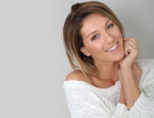Woman in her 40s maintains youthful face thanks to combined aesthetic treatments.
